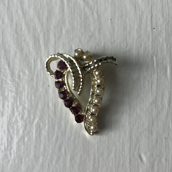 Pearl and purple gem heart pin - Picture 3 of 3